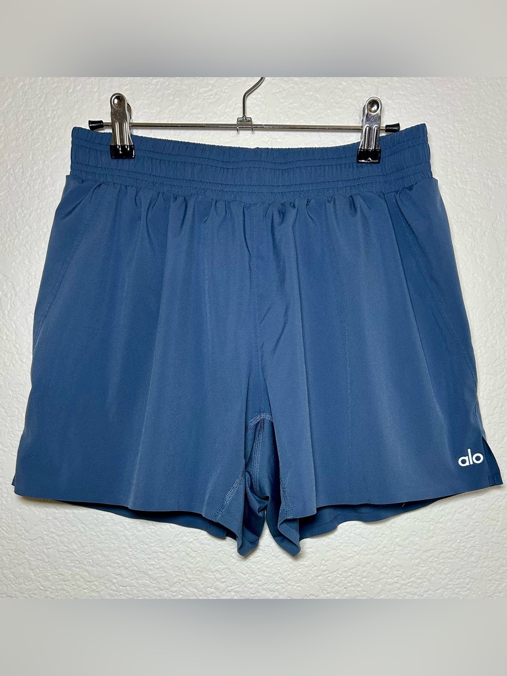 ALO Yoga Men’s Athletic Running Shorts Blue Built-In Liner, Medium